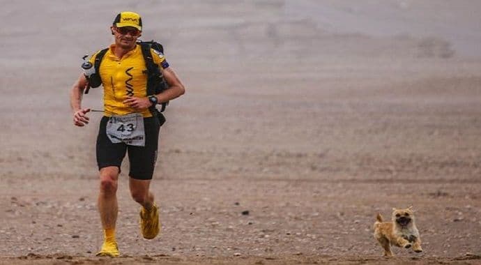 Nepoznati pas mu "pravio društvo" 124km kroz pustinju Nepoznati pas mu "pravio društvo" 124km kroz pustinju