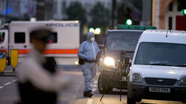 NAPAD U LONDONU Muškarac naoružan nožem ubio jednu ženu, ranio još petoro ljudi NAPAD U LONDONU Muškarac naoružan nožem ubio jednu ženu, ranio još petoro ljudi
