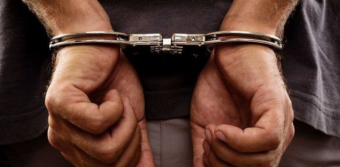 Otac uhapšen: Ostavio bliznakinje u pregrijanom autu Otac uhapšen: Ostavio bliznakinje u pregrijanom autu