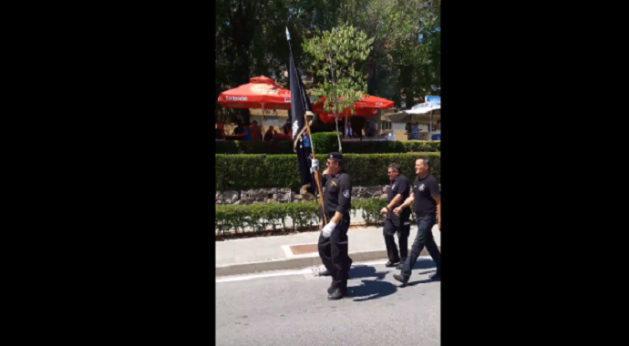 Maršira se Kninom i pjevaju se ustaške pjesme: ''Za dom spremni'' (Video) Maršira se Kninom i pjevaju se ustaške pjesme: ''Za dom spremni'' (Video)