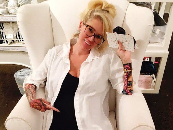 Bivša porno zvijezda čeka bebu Bivša porno zvijezda čeka bebu