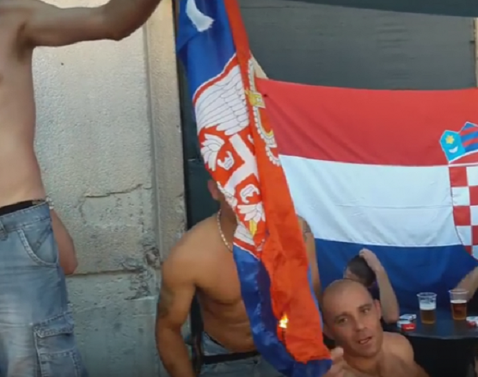 Knin: Slavlje uz zapaljenu srpsku zastavu(VIDEO) Knin: Slavlje uz zapaljenu srpsku zastavu(VIDEO)