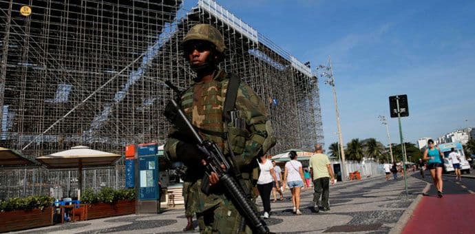 Vojska raspoređena po Riju, sa prstom na obaraču Vojska raspoređena po Riju, sa prstom na obaraču