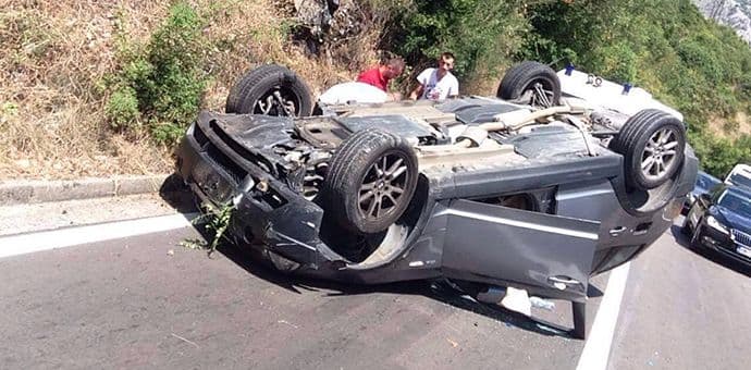 FOTO: Nezgoda u Kotoru, BMW završio na krovu FOTO: Nezgoda u Kotoru, BMW završio na krovu