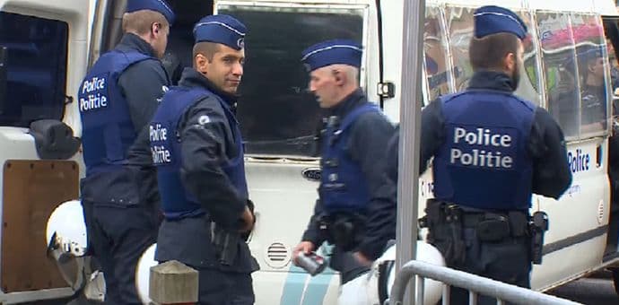 Belgijski policajci ranjeni nakon napada mačetom Belgijski policajci ranjeni nakon napada mačetom