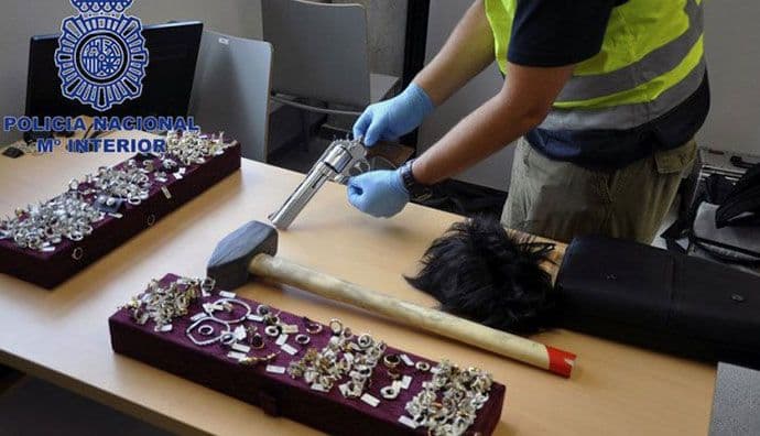 Pripadnici bande "Pink Panther" za 48 sekundi ukrali nakit od 400.000 eura Pripadnici bande "Pink Panther" za 48 sekundi ukrali nakit od 400.000 eura