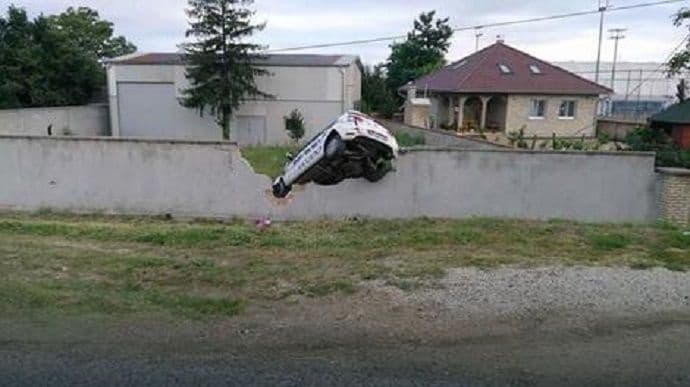 Momak i djevojka oteli taksistkinju i slupali joj auto Momak i djevojka oteli taksistkinju i slupali joj auto