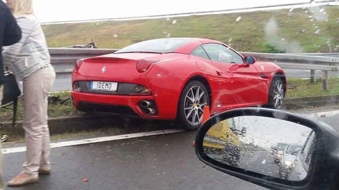 Slupao ferarija sa tablicama: Idemo! Slupao ferarija sa tablicama: Idemo!