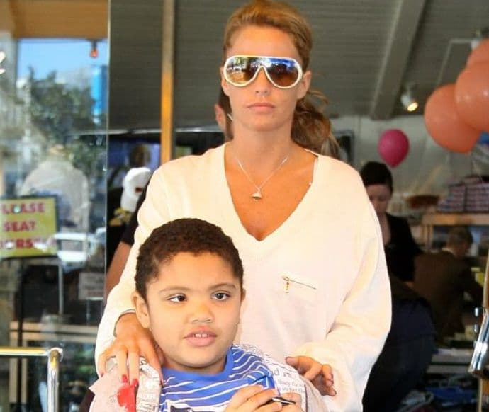 VIDEO: Vidno pripita poznata ljepotica ismijala svog bolesnog sina VIDEO: Vidno pripita poznata ljepotica ismijala svog bolesnog sina