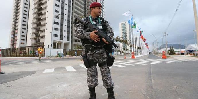 Napadnut autobus s novinarima u Riju, ima povrijeđenih! Napadnut autobus s novinarima u Riju, ima povrijeđenih!