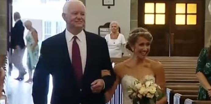 VIDEO: Vjenčanje koje je dirnulo svijet - do oltara je pratio čovjek koji nosi srce njenog tate VIDEO: Vjenčanje koje je dirnulo svijet - do oltara je pratio čovjek koji nosi srce njenog tate