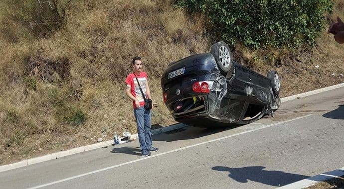 Saobraćajna nesreća u Bečićima,''Golf'' završio na krovu Saobraćajna nesreća u Bečićima,''Golf'' završio na krovu