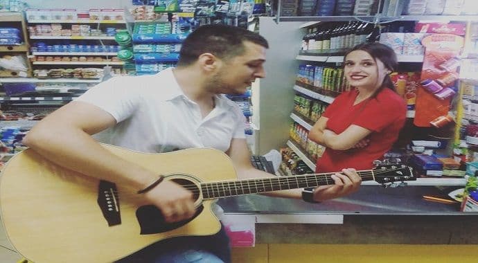 Podgoričanin šarmirao kasirku Lide: ''Staromodan'' pristup vraća osmjeh na lice Podgoričanin šarmirao kasirku Lide: ''Staromodan'' pristup vraća osmjeh na lice