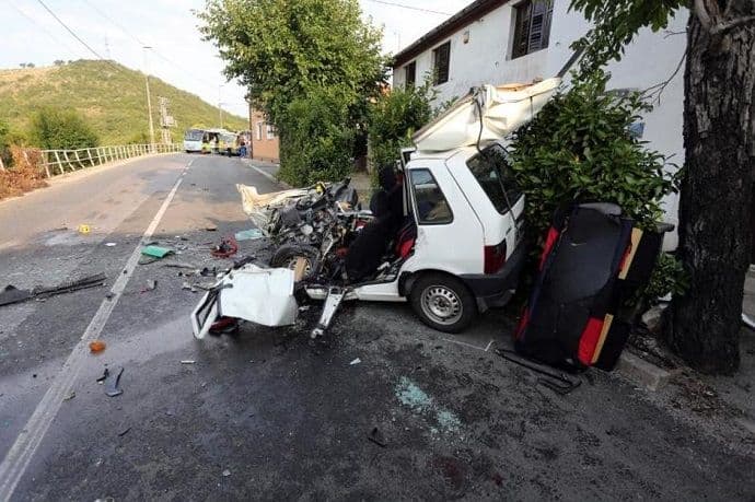 Kamion zdrobio auto, jedno poginulo Kamion zdrobio auto, jedno poginulo