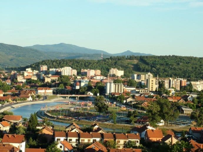Dječaci se spuštali niz oluk zgrade, petnaestogodišnjak pao sa četvrtog sprata Dječaci se spuštali niz oluk zgrade, petnaestogodišnjak pao sa četvrtog sprata