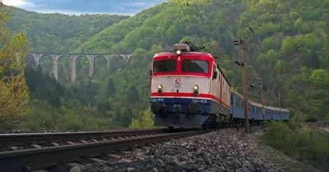 Voz udario u "golf", poginule dvije osobe Voz udario u "golf", poginule dvije osobe