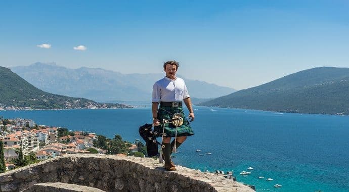 Bloger iz Škotske u CG: Svirao gajde Njegošu u čast (Video) Bloger iz Škotske u CG: Svirao gajde Njegošu u čast (Video)