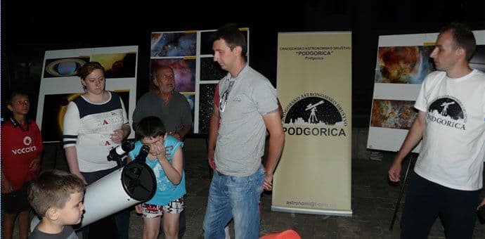 Posmatraju nebo, očekuju spektakl Posmatraju nebo, očekuju spektakl