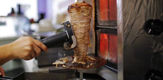 Njemačka policija ispituje štand sa kebabom zbog trovanja 19 osoba Njemačka policija ispituje štand sa kebabom zbog trovanja 19 osoba