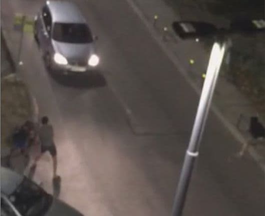 Herceg Novi: Huligani ugrožavaju saobraćaj i prolaznike (VIDEO) Herceg Novi: Huligani ugrožavaju saobraćaj i prolaznike (VIDEO)