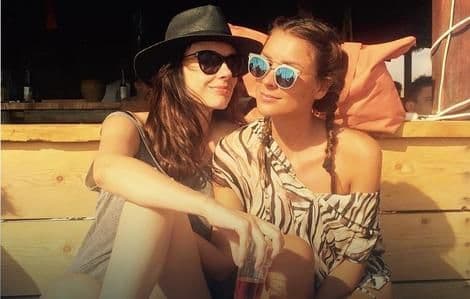 Sestre Mićalović zajedno na ljetovanju u Ulcinju Sestre Mićalović zajedno na ljetovanju u Ulcinju