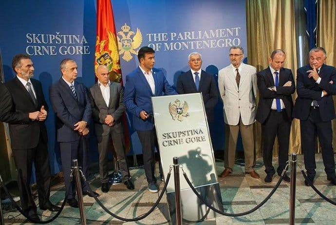 Tražili plate za sebe, ne i za saradnike u klubovima Tražili plate za sebe, ne i za saradnike u klubovima