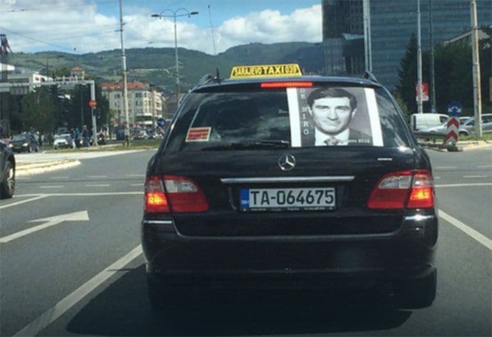 Sarajevski taksisti izlijepili vozila fotografijama De Nira i kruže gradom Sarajevski taksisti izlijepili vozila fotografijama De Nira i kruže gradom