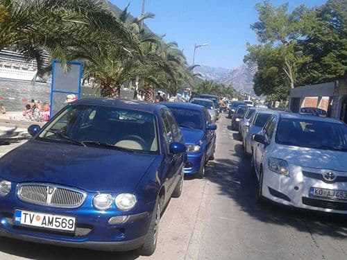 Pješaci mogu jedino preko krovova automobila Pješaci mogu jedino preko krovova automobila