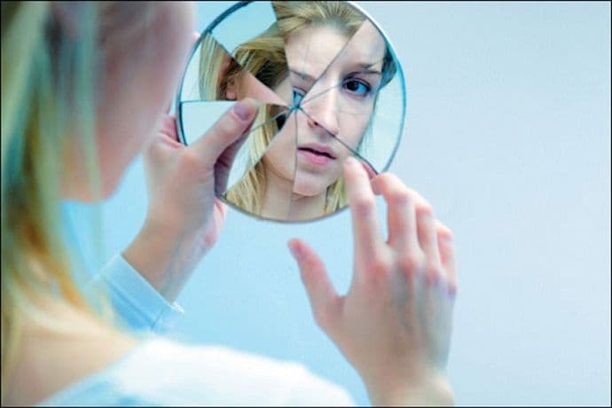 Evo zašto se kaže da razbijeno ogledalo donosi nesreću Evo zašto se kaže da razbijeno ogledalo donosi nesreću