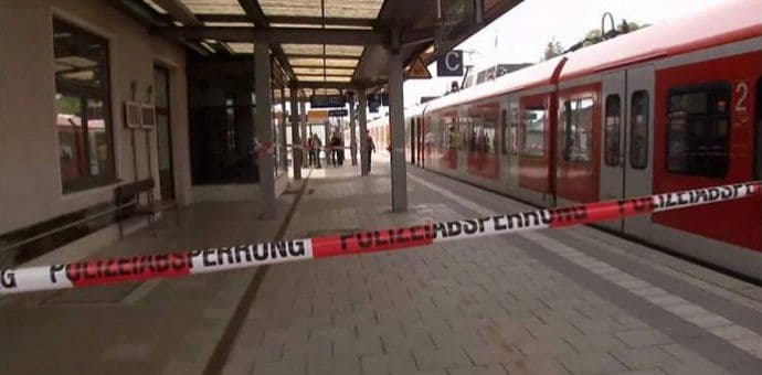 Napao nožem putnike u vozu, dvoje teško povrijeđeno Napao nožem putnike u vozu, dvoje teško povrijeđeno