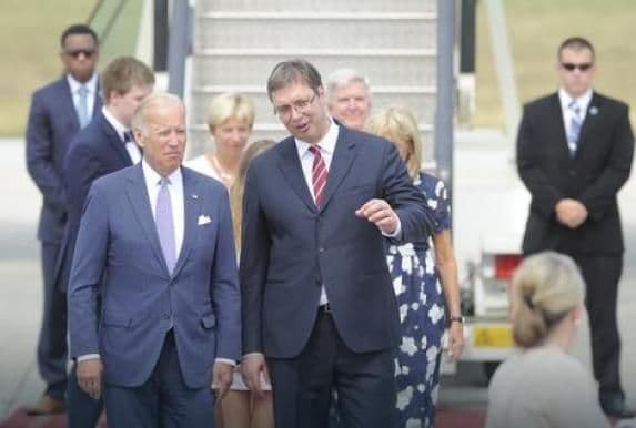 Vučić dočekao Bajdena sa pogačom i solju Vučić dočekao Bajdena sa pogačom i solju