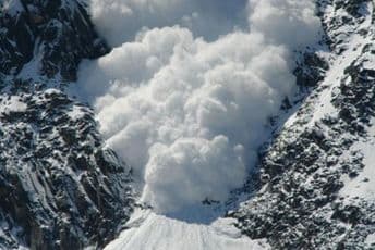 Troje alpinista stradalo u lavini