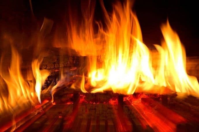 Blok pet: Zapaljeni automobili Katarine Bešić i Olivere Đurišić Blok pet: Zapaljeni automobili Katarine Bešić i Olivere Đurišić