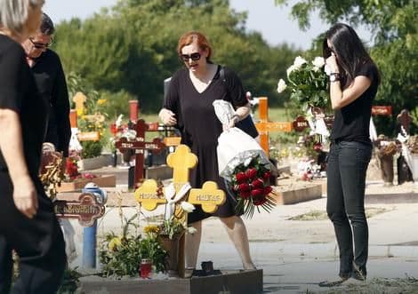 TUGA DO NEBA Porodica posjetila Marinkov grob na glumčev rođendan TUGA DO NEBA Porodica posjetila Marinkov grob na glumčev rođendan