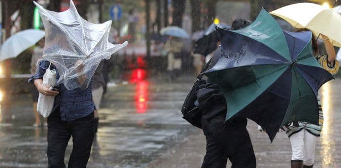 Tajfun pogodio Tokio brzinom od 180 km/h (video) Tajfun pogodio Tokio brzinom od 180 km/h (video)