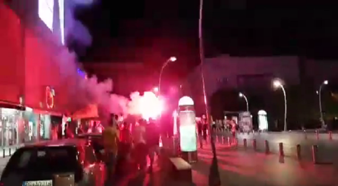 VIDEO: Slavlje navijača Srbije u centru Podgorice VIDEO: Slavlje navijača Srbije u centru Podgorice