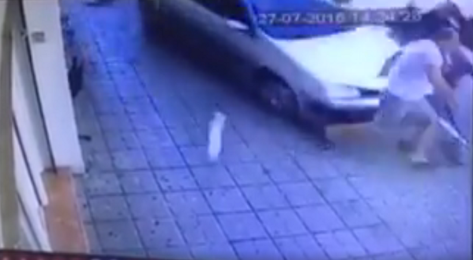 Bar: Pokosio stubiće, uletio u pješake i nakon toga pobjegao (Video) Bar: Pokosio stubiće, uletio u pješake i nakon toga pobjegao (Video)