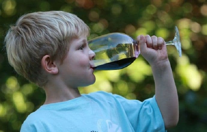 Polovina roditelja u Britaniji daje alkohol četrnaestogodišnjacima Polovina roditelja u Britaniji daje alkohol četrnaestogodišnjacima