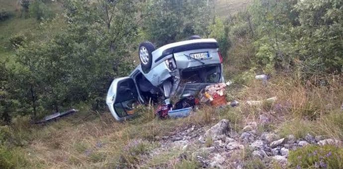 FOTO: Automobil sletio sa puta, troje povrijeđenih FOTO: Automobil sletio sa puta, troje povrijeđenih