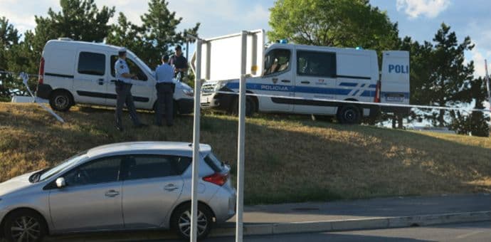 Napadač usmrtio policajca i ljekara, policija ga ubila Napadač usmrtio policajca i ljekara, policija ga ubila