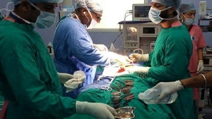 Indijcu iz stomaka izvadili 40 noževa Indijcu iz stomaka izvadili 40 noževa