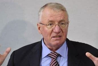 Šešelj: Možda se Nikolić povuče i podrži Jeremića