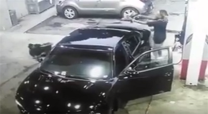 Vatreni obračun crnaca: Kiša metaka na benzinskoj pumpi (Video) Vatreni obračun crnaca: Kiša metaka na benzinskoj pumpi (Video)