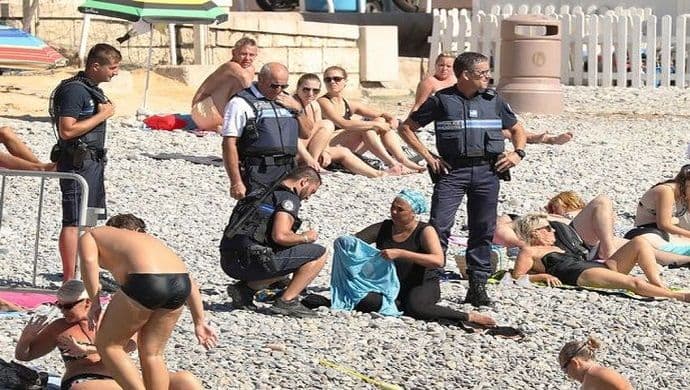 Policija na plaži natjerala žene da skinu burkini Policija na plaži natjerala žene da skinu burkini