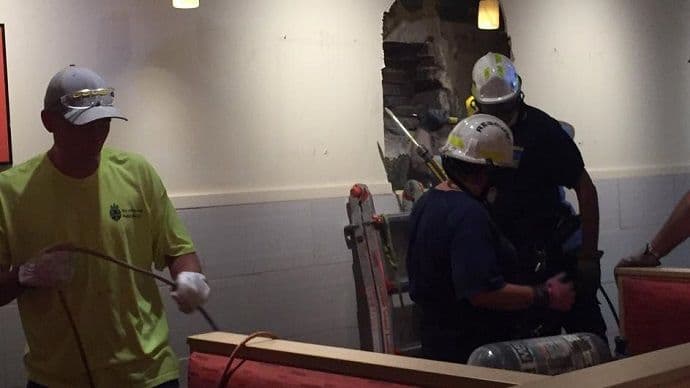 Htio zadiviti djevojku pa pao sa zgrade: Spašavali ga satima Htio zadiviti djevojku pa pao sa zgrade: Spašavali ga satima