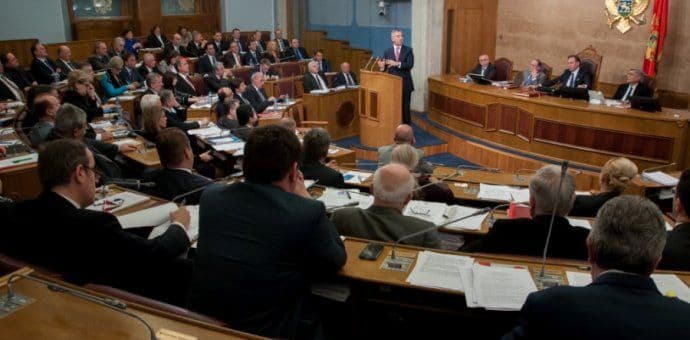 Politika u CG unosan biznis? Politika u CG unosan biznis?