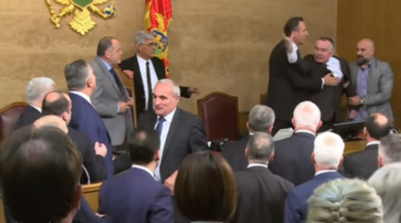 Besprizorni politički bezobrazluk: Šta je sljedeće? Besprizorni politički bezobrazluk: Šta je sljedeće?