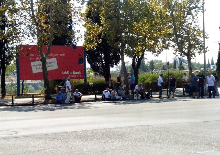 Penzioneri KAP-a blokirali centar Podgorice Penzioneri KAP-a blokirali centar Podgorice