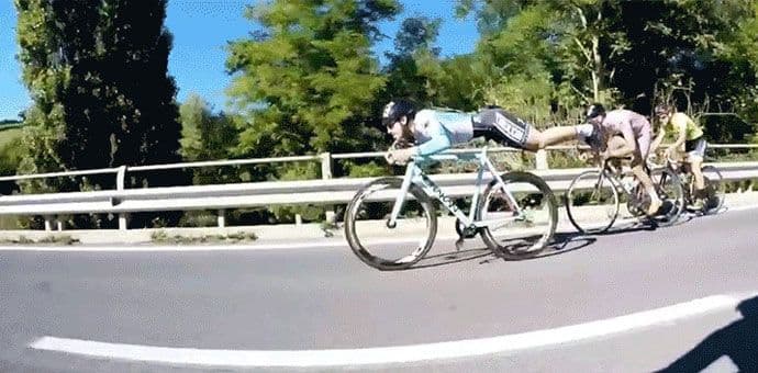 Biciklista u „Supermen“ pozi razbija konkurenciju (VIDEO) Biciklista u „Supermen“ pozi razbija konkurenciju (VIDEO)