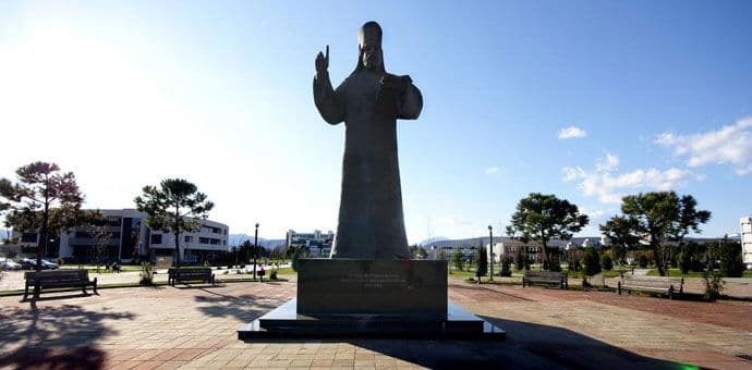 Trg kod spomenika Svetom Petru Cetinjskom zvaće se Univerzitetski Trg kod spomenika Svetom Petru Cetinjskom zvaće se Univerzitetski